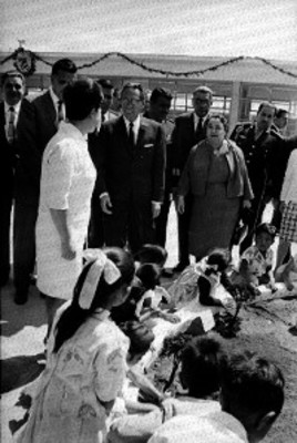 Gustavo Díaz Ordaz, Agustín Yañez, Ernesto P. Uruchurtu y comitiva recorren instalaciones de un jardín de niños durante la inauguracion