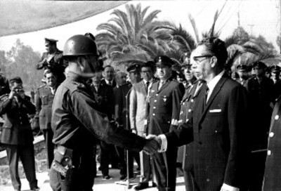 Gustavo Díaz Ordaz saluda a soldado