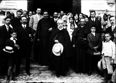 José Mora y del Río, David de la Fuente, sacerdote y feligreses, fuera de una iglesia; retrato de grupo