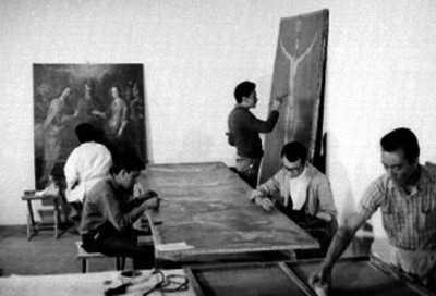 Estudiantes durante clase de artes plásticas