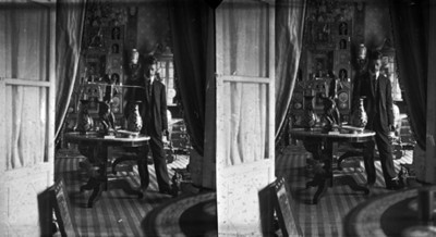 Hombre en salón de un inmueble