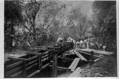 Trabajadores construyen canales de abastecimiento de agua