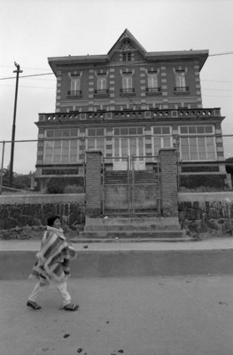 Mujer camina por el frente del edificio del antiguo Hotel-Casino Cosmopolita