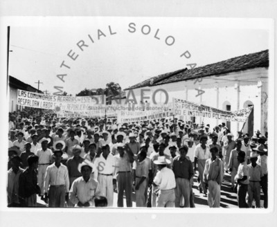 Gente hace fila en el exterior de "Hospital Municipal"