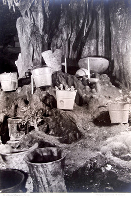 Vista de ofrendas al interior de las grutas