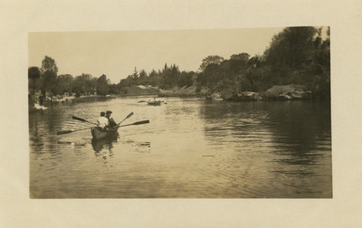 Personas reman en el lago de Chapultepec, paisaje