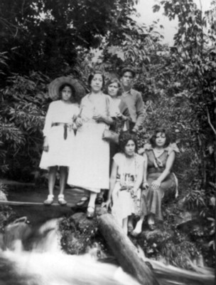 Grupo familiar posa en una cascada