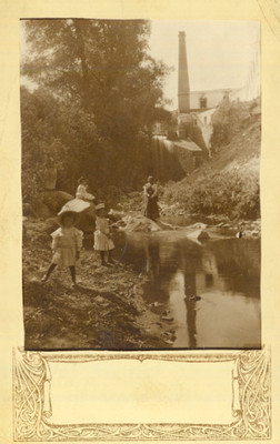 Mujeres y niñas junto a un río, paisaje
