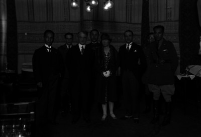 Dwight E. Morrow, embajador de Estados Unidos en México, con su esposa y otras personalidades, retrato de grupo