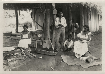 Familia indígena en el interior de su casa
