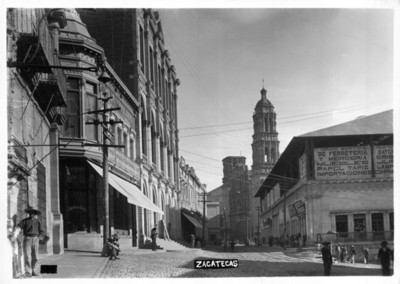 "Zacatecas", vista de la calle donde estan ubicados la catedral y el teatro Calderón