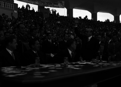 Miguel Alemán Valdés, Marco Antonio Muñoz y otras personalidades ante las palabras de un hombres durante una ceremonia en un Lienzo Charro