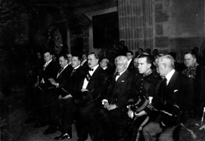 Álvaro Obregón y miembros de su gabinete en Catedral