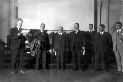Alvaro Obregón y otros funcionarios durante la inauguración de la exposición industrial en la Escuela de Minería, retrato de grupo