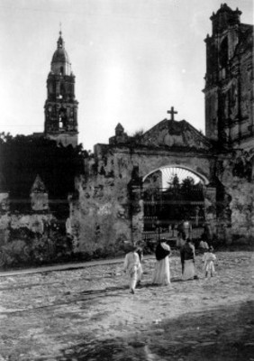 Indígenas caminan hacia una iglesia