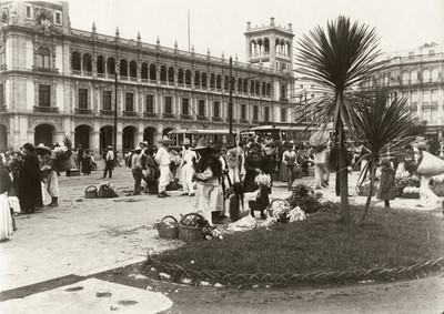 Venderores de flores en el zócalo de la Ciudad de México, frente al Palacio del Ayuntamiento