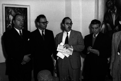 Pablo Neruda, poeta y escritor en compañía de otras personalidades durante una entrevista