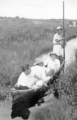 Arqueólogos en un bote durante expedición