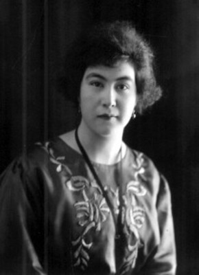 Mujer lleva indumentaria bordada y joyería, retrato