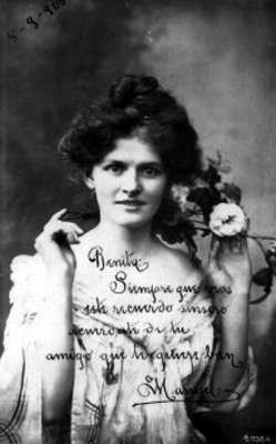 Tarjeta postal de una mujer que sonríe y juega con un ramo de flores