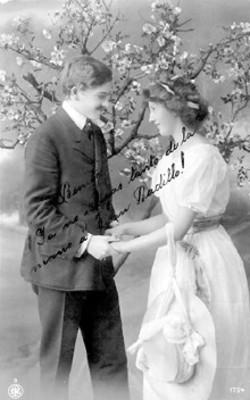 Pareja y árbol con flores, tarjeta postal