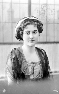 Mujer con sombrero, tarjeta postal