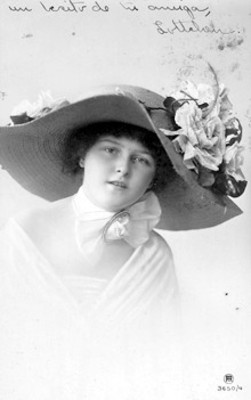 Mujer con sombrero de flores, tarjeta postal