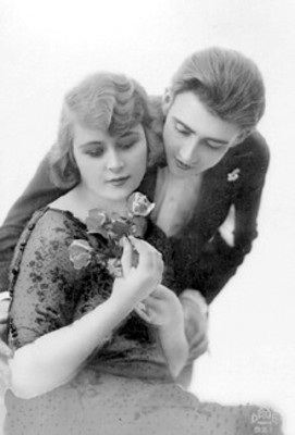 Pareja con ramillete de flores, retrato, tarjeta postal
