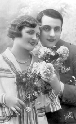 Pareja con ramo de flores, retrato, tarjeta postal