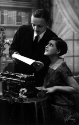Pareja junto a máquina de escribir, retrato
