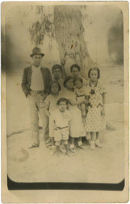 Familia frente a un árbol, retrato de grupo