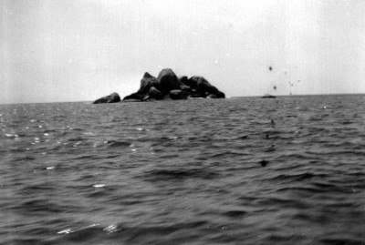 Vista de una formación rocosa aislada en medio del mar