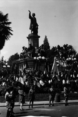 Ceremonia escolar al pie de monumento a Cristobal Colón