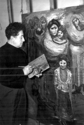 David Alfaro Siqueiros realiza una pintura