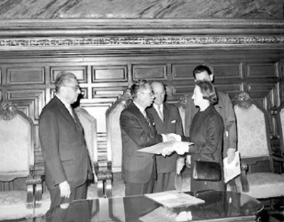El presidente Gustavo Díaz Ordaz, entrega diploma en Palacio Nacional a la señora Josefina Ortega de Gorostiza
