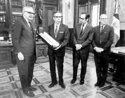 El presidente Gustavo Díaz Ordaz con el estuche de plata que contiene el diploma que acredita la inscripción de su nombre en el libro de oro del Fondo Nacional Judio