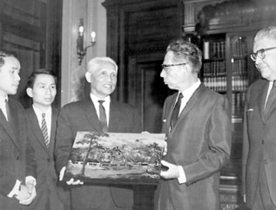 La Delegación coreana le entrega una pintura al Presidente Díaz Ordaz, en su despacho de Palacio Nacional