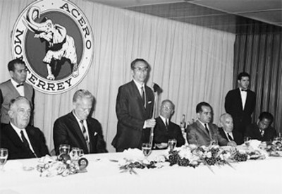 El presidente Gustavo Díaz Ordaz, pronunciando un discurso durante el banquete que le fue ofrecido
