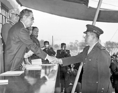 El presidente Díaz Ordaz hace entrega de premios y diplomas a los alumnos de la Escuela Médico Militar