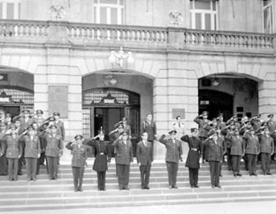 El primer Mandatario Gustavo Díaz Ordaz escucha los honores que le rinden a su llegada al H. Colegio Militar