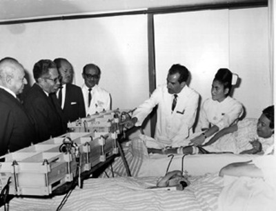 Gustavo Díaz Ordaz y comitivas visitan salas de recuperación de un hospital