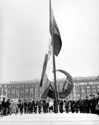 El presidente Gustavo Díaz Ordaz izando el pabellón Nacional en Plaza de la Constitución