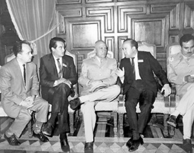 El secretario de la Defensa Nacional conversa con personajes en Palacio Nacional