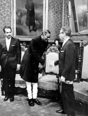El presidente Díaz Ordaz saluda al nuevo embajador de la India, señor Perala Retnan después de entregar sus cartas credenciales