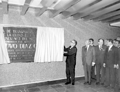 Presidente de la República Gustavo Díaz Ordaz devela la placa inaugural de la línea No. 3 del Metro