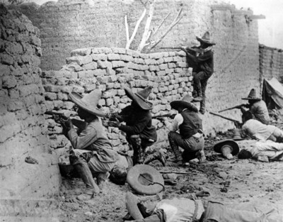Revolucionarios zapatistas se refugian en una barda durante combate