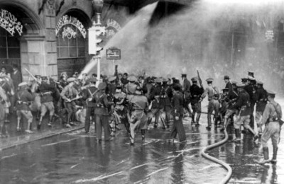 Militares y bomberos reprimen a estudiantes durante manifestación