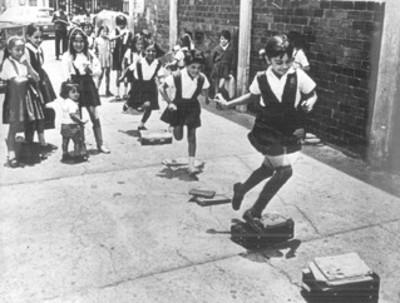 Niñas juegan fuera de una escuela