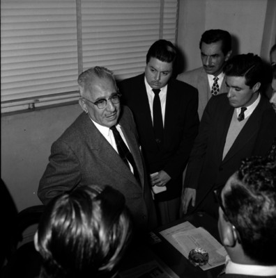 Agustín Olachea Avilés dialoga con funcionarios en una oficina