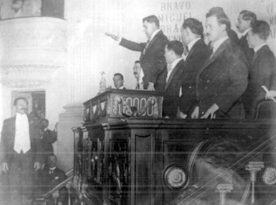 El Sr. Adolfo de la Huerta en los momentos de otorgar la protesta de ley ante el Congreso de la Unión como presidente provisional de la República Mexicana